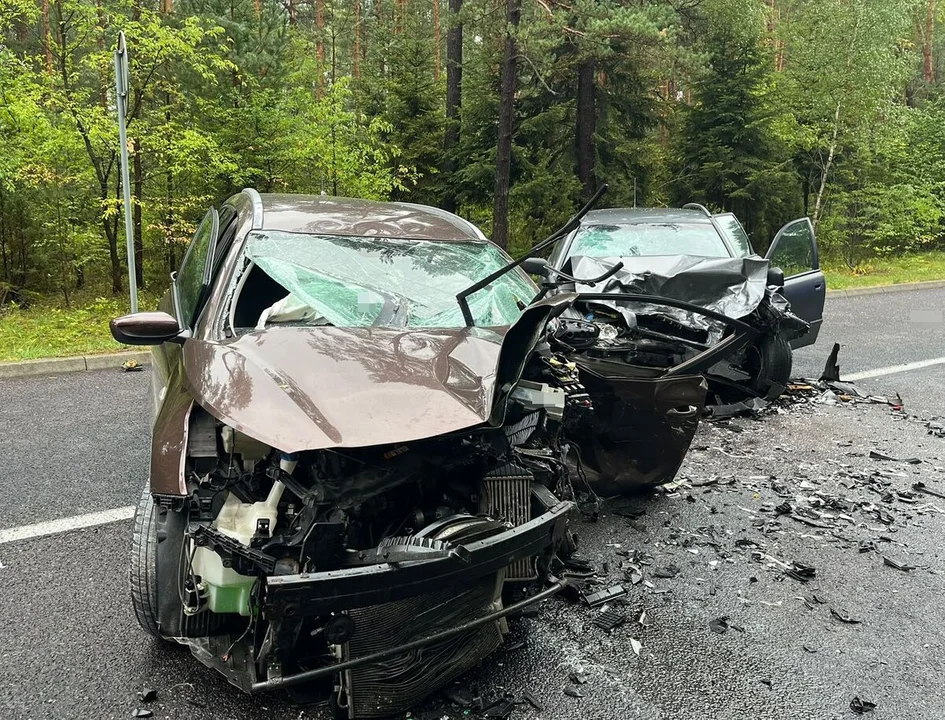 Poszli na czołówkę! Zakleszczonego kierowcę uwolnili strażacy (foto) - Zdjęcie główne