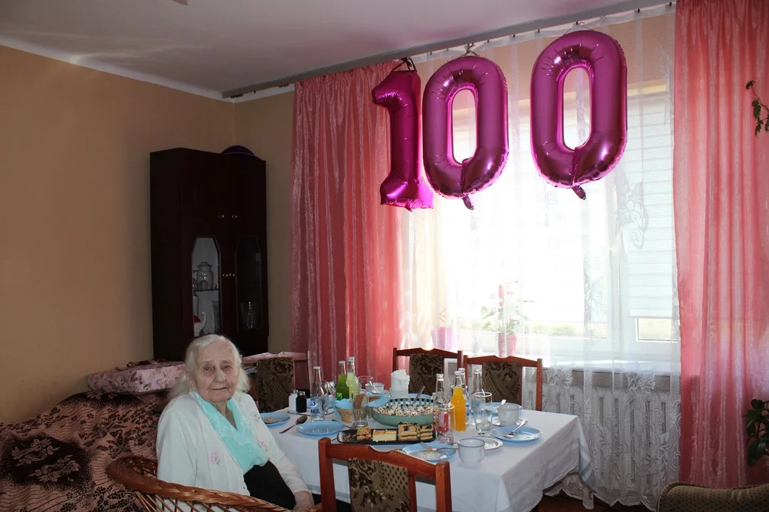 Doczekała się 7 wnuków i 13 prawnuków. Pani Janina świętuje 100. urodziny! (foto) - Zdjęcie główne