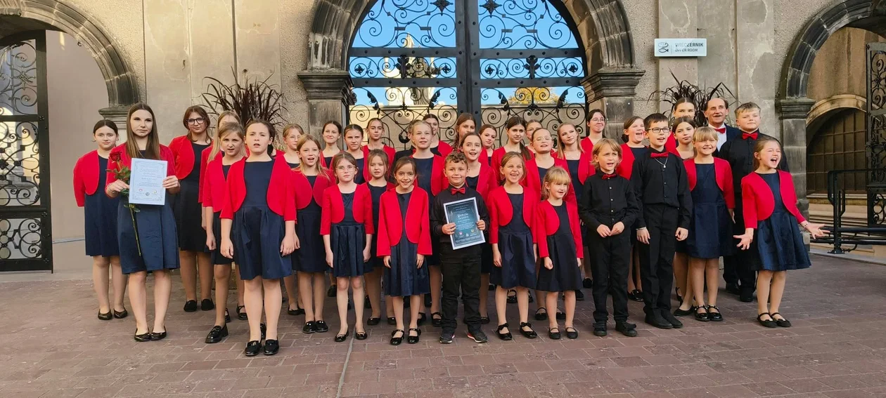 Olbrzymi sukces chóru " Harmonia" z Łukowej podczas Jubileuszowego XV Międzynarodowego Festiwalu Pieśni Maryjnej Częstochowa-Koziegłowy.