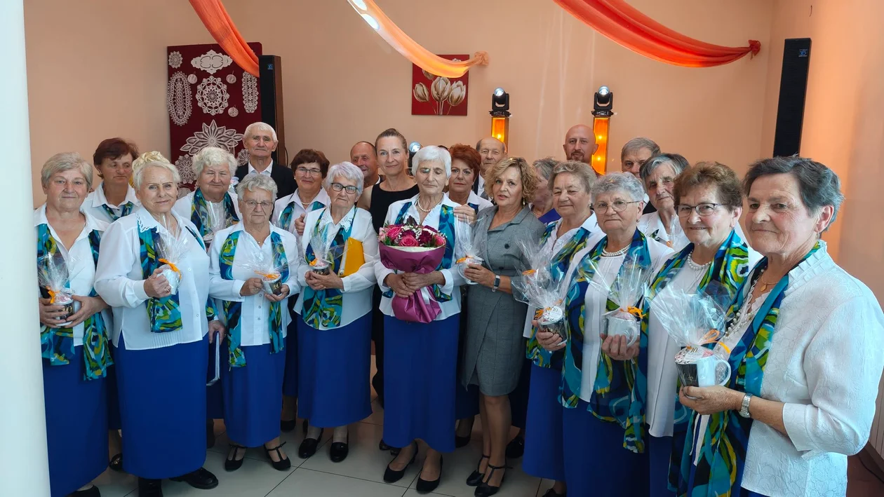 10 lat minęło jak jeden dzień! Seniorzy z Woli Obszańskiej świętowali swój jubileusz (foto) - Zdjęcie główne