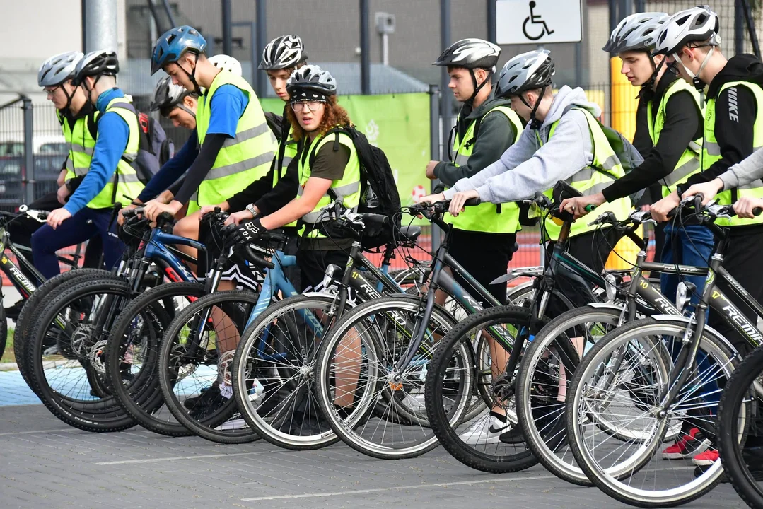 Młodzież na rowerach dla Puszczy Solskiej (foto) - Zdjęcie główne