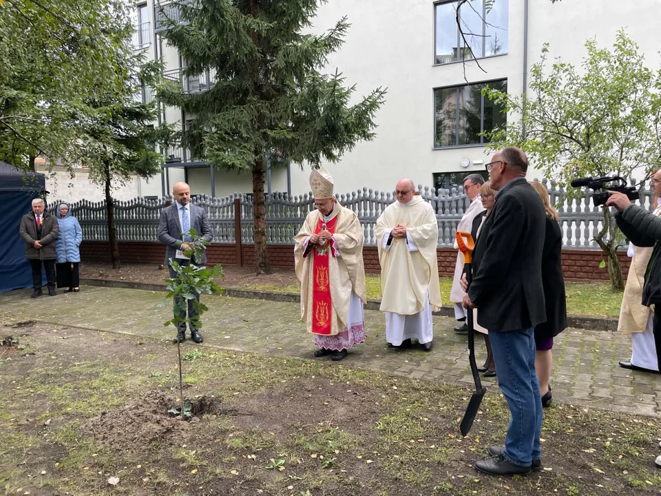 Tak wyglądało  25-lecie DPS  dla Kombatantów w Biłgoraju. Przyjechało dwóch biskupów, zasadzono pamiątkowy dąb (foto) - Zdjęcie główne