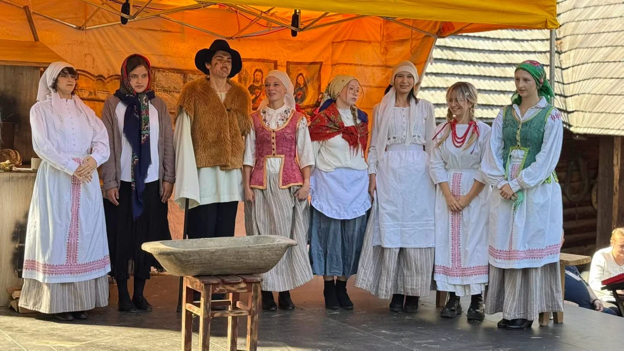 Takiej tradycji nie zobaczysz na co dzień! Tłumy w Zagrodzie Sitarskiej (foto) - Zdjęcie główne